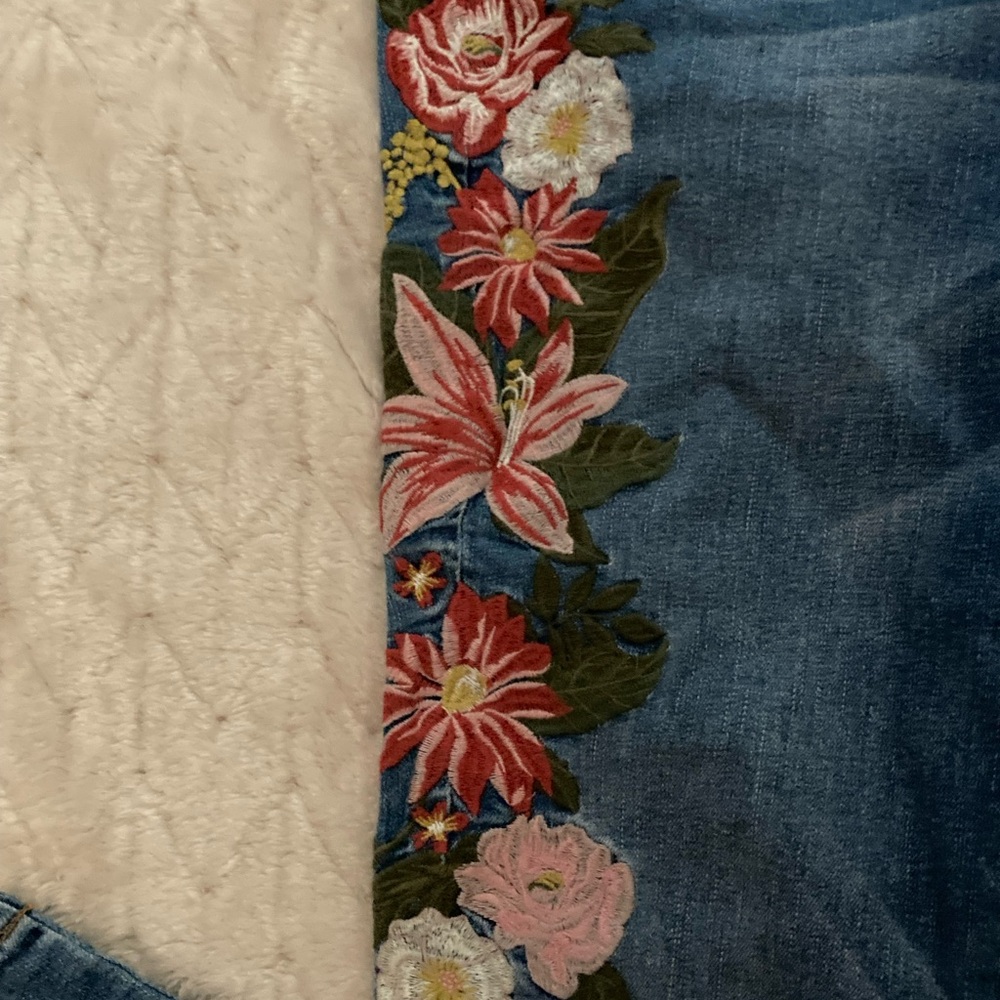 Soho New York & Company Women's Floral Embroidered Blue Jeans Size 6 - Picture 3 of 6